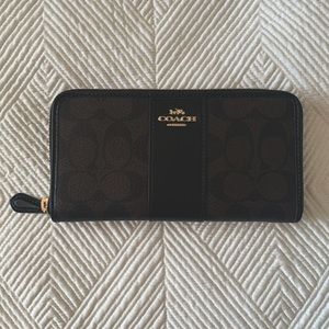 *New with tags* Coach signature zipper wallet